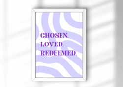 Christliches Poster A4 im weißen Bilderrahmen mit Aufschrift „Chosen. Loved. Redeemed.“ – moderne christliche Wanddeko mit Bibelbotschaft, Glaube, Hoffnung und Ermutigung.
