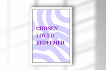 Christliches Poster A4 im weißen Bilderrahmen mit Aufschrift „Chosen. Loved. Redeemed.“ – moderne christliche Wanddeko mit Bibelbotschaft, Glaube, Hoffnung und Ermutigung.
